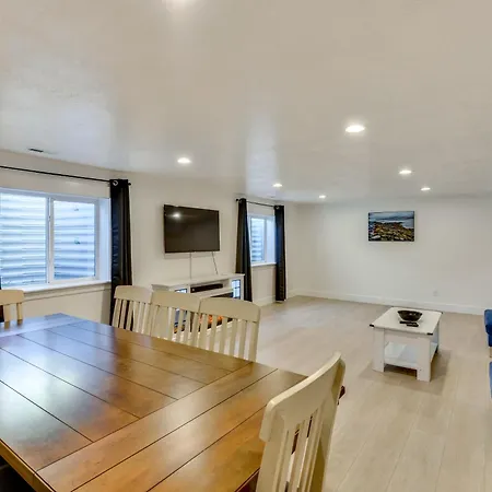 Sleek And Modern Morgan Abode Great For Families! Apartment